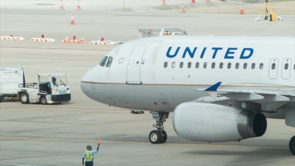 United Airlines Airbus A320 Ticari Yolcu Jet Uçağı Güneşli Bir — Stok video