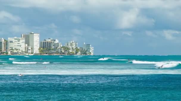 Acción Surf Playa Waikiki Honolulu Hawaii Con Surfistas Montando Olas — Vídeos de Stock
