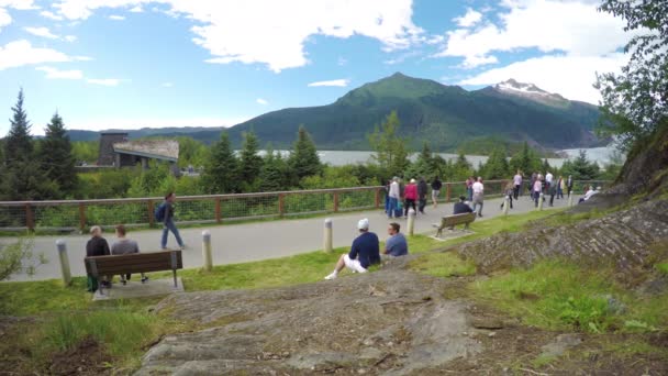Városnézés Családi Turisták Mendenhall Glacier Séta Path Között Látnivalók Nyáron — Stock videók