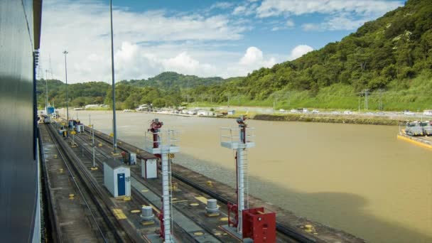Panama Canal Locks Tight Fit Rückblickend Auf Ein Kreuzfahrtschiff Panamax — Stockvideo