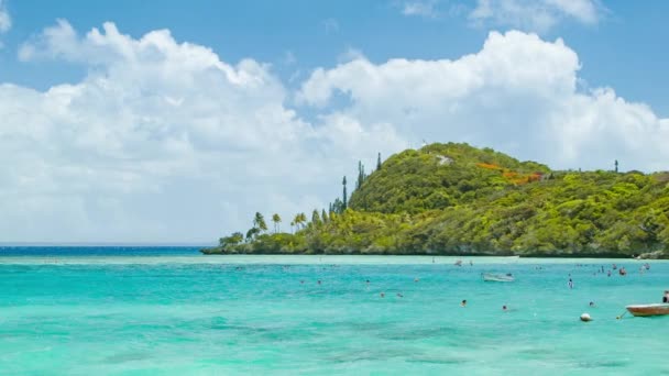 Lifou Island New Caledonia Sunny Day Oceanfront Mit Kreuzfahrtschiffbesuchern Die — Stockvideo