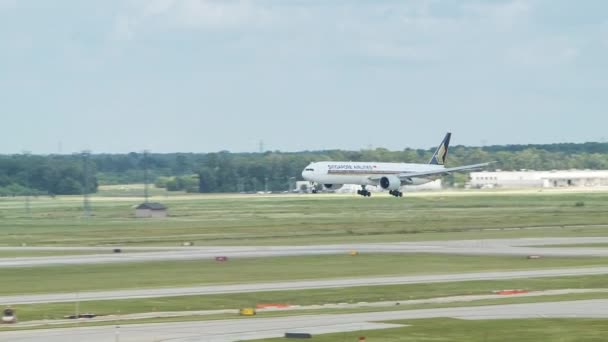 シンガポール航空 ボーイング777 312 がジョージ ブッシュ インターコンチネンタル空港にヒューストンTxに着陸 — ストック動画