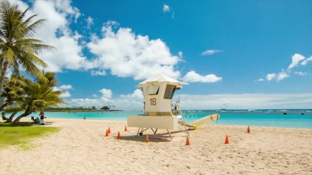 Estación Salvavidas Playa Tropical Honolulu Hawái Con Arena Limpia Sol — Vídeos de Stock