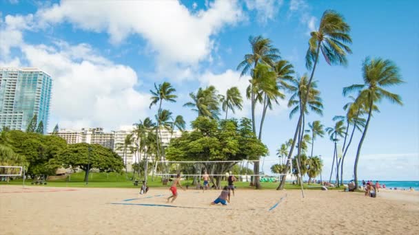 Beachvolleybollplan Med Killar Som Leker Waikiki Beachfront Honolulu Hawaii Med — Stockvideo