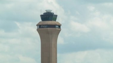 Hava Trafik Kontrol Kulesi Yakın çekim Houston Tx George Bush Kıtalararası Havaalanı Iah Radar ve İletişim Uydu Günü Dış Bina ile
