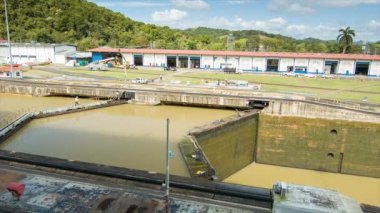 Panama Kanalı Kapılar Açılmadan Önce Su Kilidi Üzerinde Yürüyen Adamla Kilitlendi