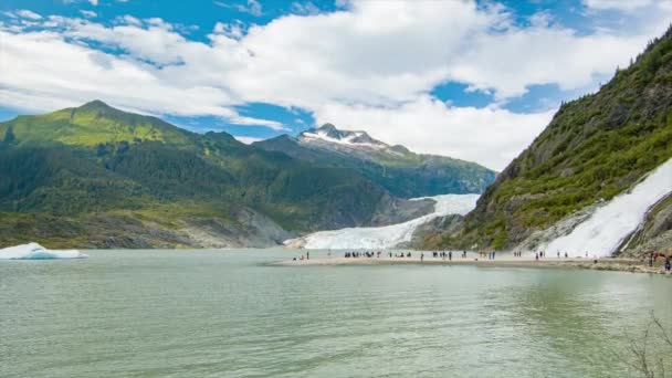 Mendenhall Glacier Nugget Falls Wide Schwenk Shot Popular Tourist Sightseeing — Stockvideo