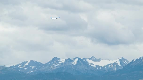 Passagierflugzeug Über Schneebedeckten Martialischen Bergen Argentinien Südamerika Nach Dem Start — Stockvideo