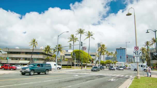 Honolulu Hawaii Upptagen Downtown City Skärningspunkt Med Fordonstrafik Bilar Passerar — Stockvideo