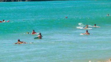 Closeup İnsanlar Sörf Dalgalar Vücut Yatılı Maui Hawaii Ocean Water Sea Waves Sahilde Breaking ile