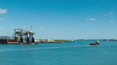Galveston Tx Geniş Shot Petrol Rig arka planda ve Tekne Nakliye Kanal Güney Teksas'ta Güneşli Bir Günde Meksika Körfezi'nde Mavi Su ve Gökyüzü ile