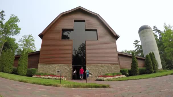 Personas Que Ingresan Biblioteca Billy Graham Charlotte Con Visitantes Caminando — Vídeo de stock