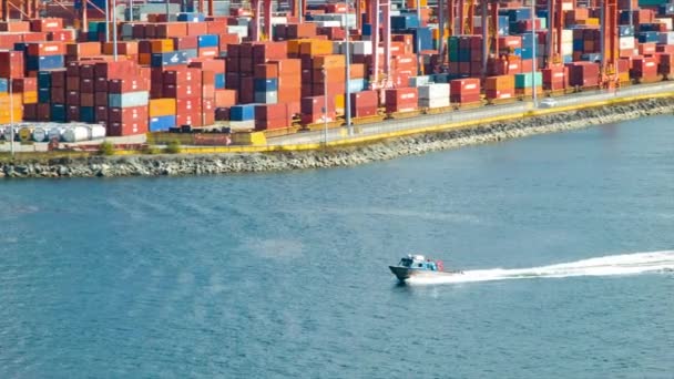 バランタイン桟橋で貨物コンテナを背景にバンクーバーカナダ港を通るボートスピード — ストック動画