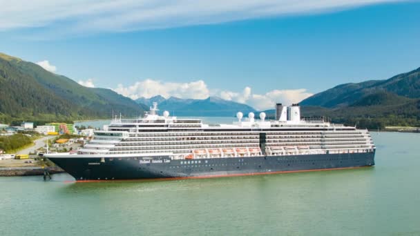 Holland America Lijn Noordam Cruiseschip Aangemeerd Juneau Alaska Wide Shot — Stockvideo