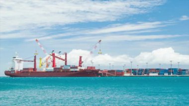Kargo Konteyner Yük Gemisi Turkuaz Su ile Güneşli Bir Günde Fransız Polinezyası Papeete Tahiti Tropikal Sular Demirli