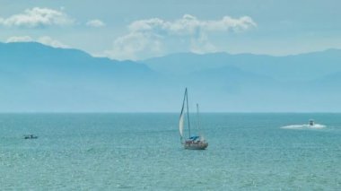 Puerto Vallarta Meksika Tekneler Meksika Rivierası'nda Sıcak ve Güneşli Bir Gün Arka Planda Dağlar ile Pasifik Okyanusu'nda