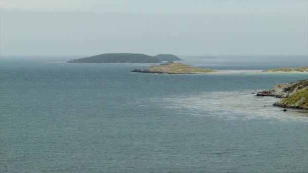 フォークランド諸島の海岸南大西洋からイギリス海外領土のポートスタンレーに向かってパンニング — ストック動画