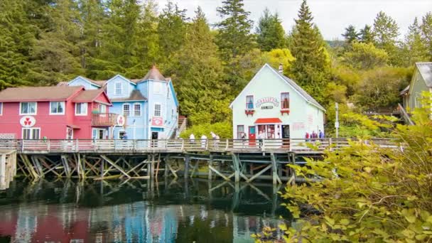 Ketchikan Alaska Turistas Visitando Histórico Creek Street Building Marcos Água — Vídeo de Stock