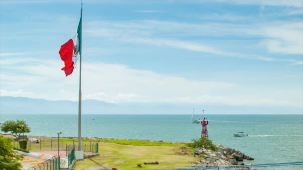 Λιμάνι Του Πουέρτο Βαγιάρτα Μεξικό Σημαία Κυματιστό Και Ειρηνικό Ωκεανό — Αρχείο Βίντεο