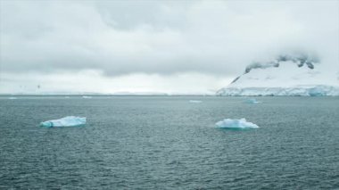 Yüzer-Antarktika Icebergs Geniş Shot Güney Okyanusu'nda bir Moody Günü