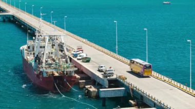 Araç Port Pier Puerto Madryn Arjantin bir gemi geçen bir tur otobüsü featuring sürüş
