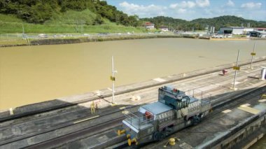 Panama Kanalı Lokomotif Treni Raylarda Geniş Atış Çelik Kablolarla Kilitlerden Gemi Yenene