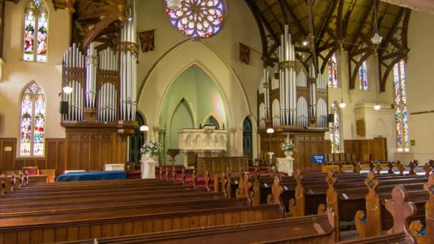 Dunedin Erste Kirche Des Otago Interieurs Mit Holzbänken Und Buntglasfenstern — Stockvideo