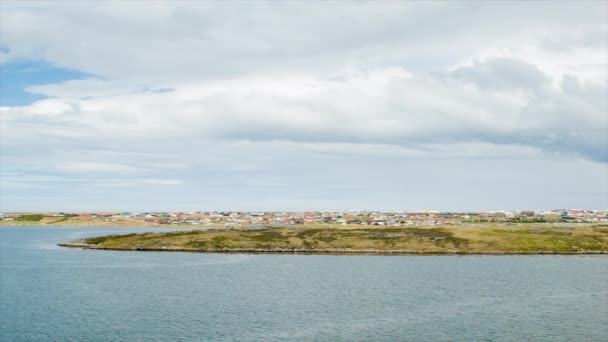 Panorering Över Port Stanley Falklandsöarna Med Bostäder Och Fartyg Förtöjd — Stockvideo