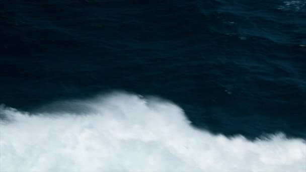 Poruszanie Się Przez Ciemny Niebieski Ocean Woda Zbliżenie Rozpryskiwania Białe — Wideo stockowe
