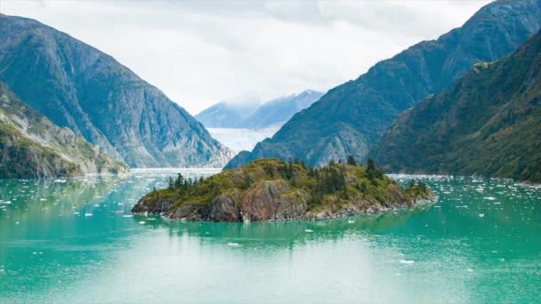 Változatos Szárazföldi Képződmények Egy Sziget Víz Csatorna Tracy Arm Fjord — Stock videók