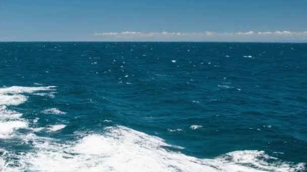 Día Soleado Océano Desde Barco Mar Con Agua Azul Horizonte — Vídeo de stock