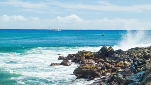 Levendig Blauw Stille Oceaan Water Spatten Shoreside Rotsen Van Hawaï — Stockvideo