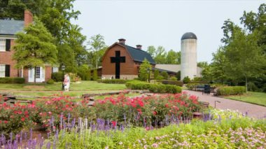 Billy Graham Kütüphanesi ve Homeplace Müzesi Charlotte NC içinde bahçe Insanlar ev yürüme ile üzerinde kaydırma