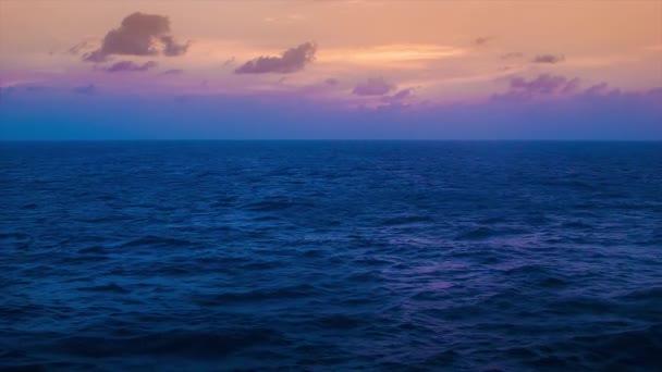 低い組成物を持つ海の移動する海の行く船からの鮮やかな色の夕日または日の出 — ストック動画