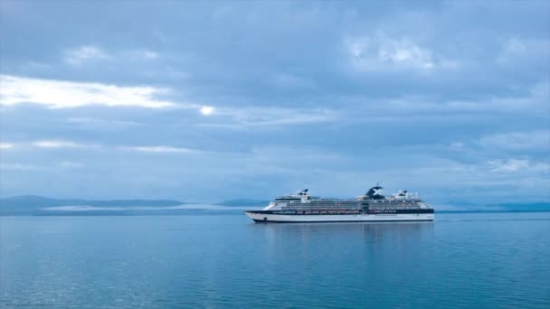 Promi Millennium Kreuzfahrtschiff Bei Blauer Abendfahrt Ruhigen Alaskanischen Gewässern Mit — Stockvideo