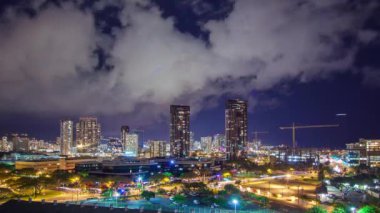Honolulu Hawaii Akşam Downtown City Timelapse Twinkling Bina Işıkları ve Hızlı Hareketli Gece Trafik üzerinde Dönen Moon Lit Bulutlar featuring