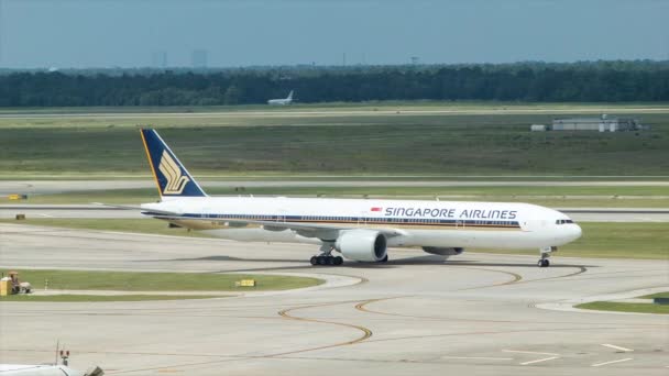 Singapur Airlines Boeing 777 312 Pojíždění Houstonu Interkontinentálním Letišti George — Stock video