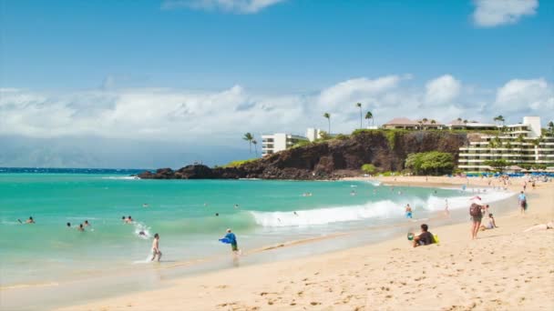 Emberek Élvező Sandy Kaanapali Beach Maui Hawaii Black Rock Háttér — Stock videók