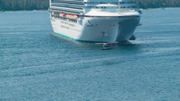 Idrovolante Decollo Fronte Alla Nave Crociera Ancorato Durante Chiamata Ketchikan — Video Stock