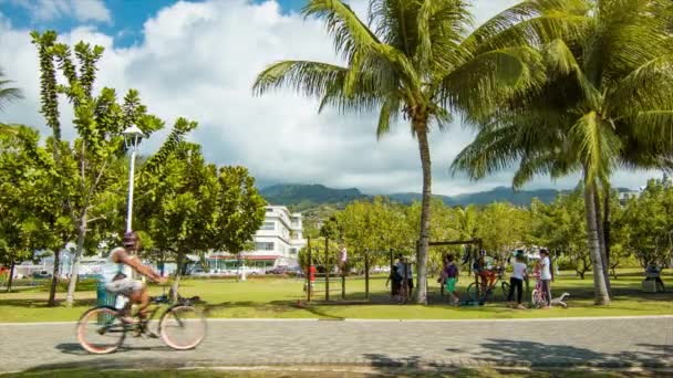 Lokale Tahitische Kinder Spielen Papeete Tahiti Stadtpark Mit Fahrrädern Und — Stockvideo