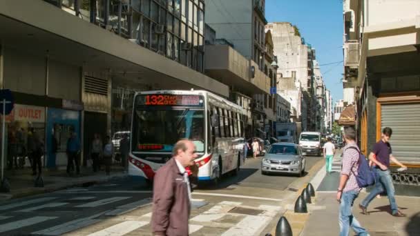 Buenos Aires Argentyna Inner City Ulica Sceny Ludźmi Przekraczania Ulicy — Wideo stockowe