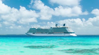 Yeni Kaledonya Lifou Adası yakınlarında Demirli iken Tropikal Mavi Su Ünlü Solstice Cruise Ship