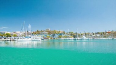 Noumea Yeni Kaledonya Port Moselle Marina geniş shot ile genel Işaretsiz Yelkenli ve yatlar turkuaz mavi Pasifik Okyanusu su