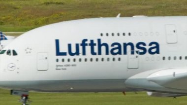 Lufthansa Airlines Airbus A380-841 Houston Tx George Bush Intercontinental Havaalanı'nda Bir Passing Small Airplane ile Taksi statik Close-up Shot