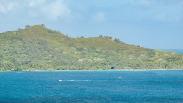 熱帯青い水と緑の山々とフランス領ポリネシアのボラボラ島上空を飛ぶヘリコプター — ストック動画