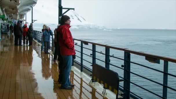 Passagers Navires Croisière Regardant Paysage Pittoresque Antarctique Depuis Pont Ouvert — Video