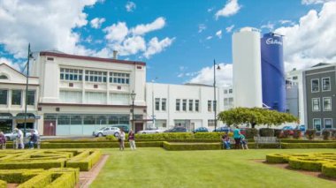 Dunedin Yeni Zelanda Cadbury Çikolata Fabrikası Binası Dış Geniş Shot Sunshine Hava sırasında Tren İstasyonu Bahçeleri görülen
