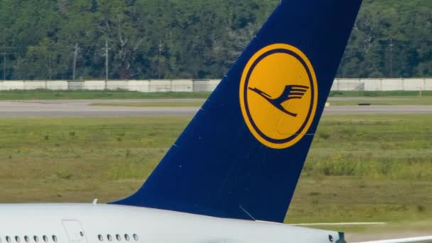 Lufthansa Αερογραμμές A380 Ουρά Αεροπλάνο Λογότυπο Της Αεροπορικής Εταιρείας Κοντινό — Αρχείο Βίντεο