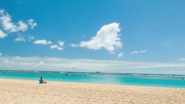 Hawaii Beach'te Dinlenen Kız Cennette Güneşlenmek Için Plaj Sandalyesinde Oturuyor