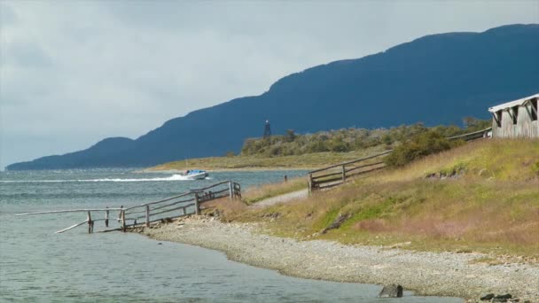 Barco Regresando Isla Martillo Estancia Haberton Homestead Contra Canal Beagle — Vídeos de Stock